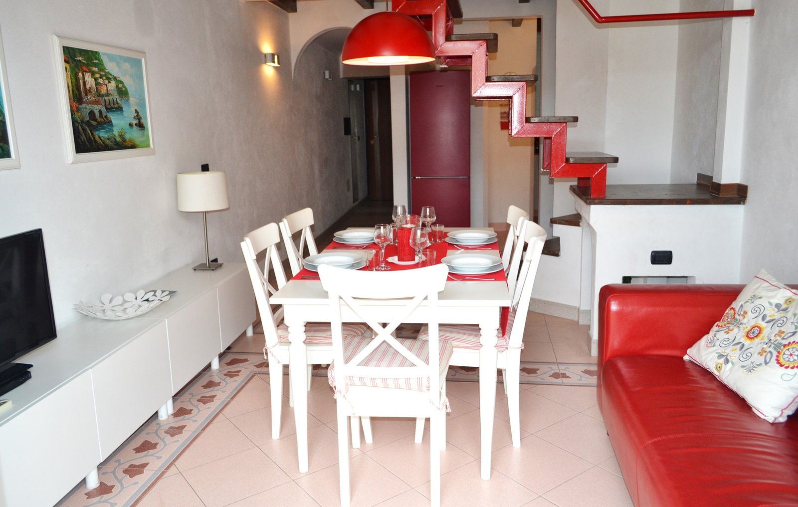 Soggiorno, casetta , rossa , con divano